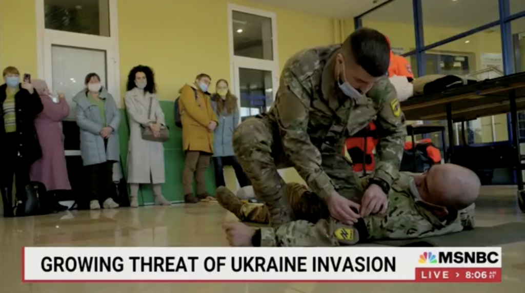 Il rapporto MSNBC sul conflitto tra Russia e Ucraina mostra un gruppo armato neonazista ucraino che addestra civili