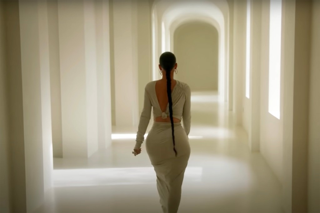 Kardashian è stato avvistato mentre vagava per il corridoio della casa incredibilmente disseminata.