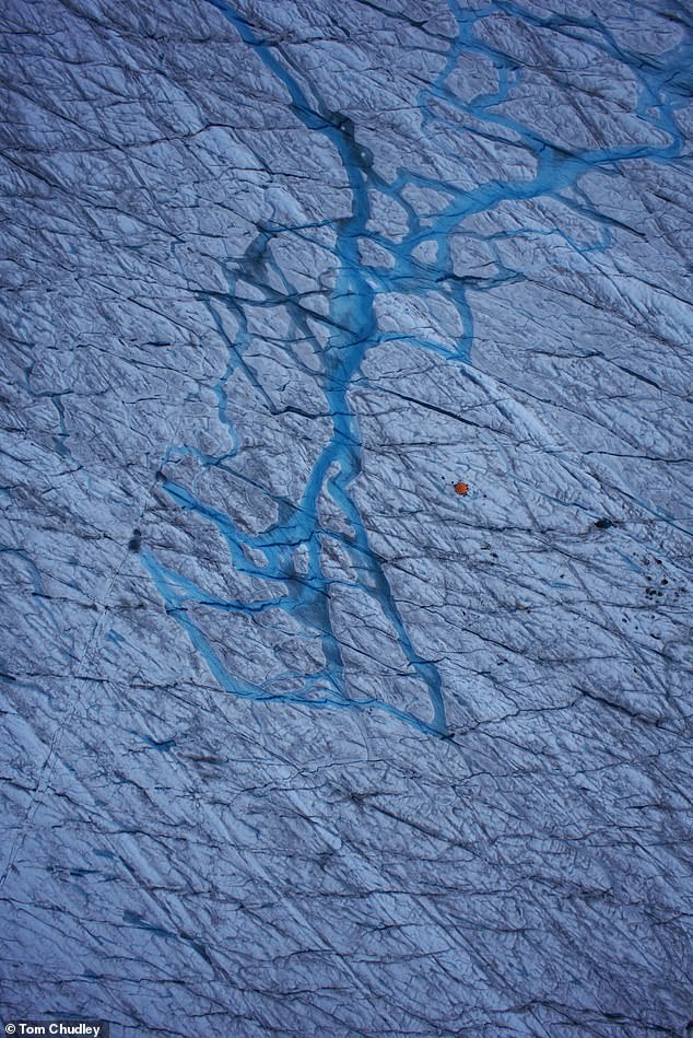 I ricercatori hanno stimato che fino a 82 milioni di metri cubi di acqua di disgelo sono stati trasportati sul fondo dello Store Glacier al giorno durante l'estate del 2014.