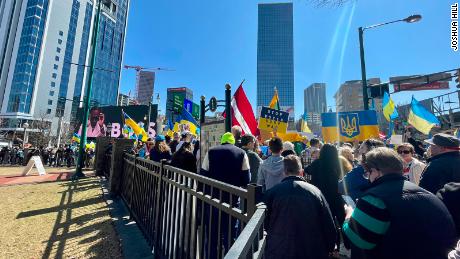 I manifestanti si sono riuniti sabato ad Atlanta a sostegno dell'Ucraina.