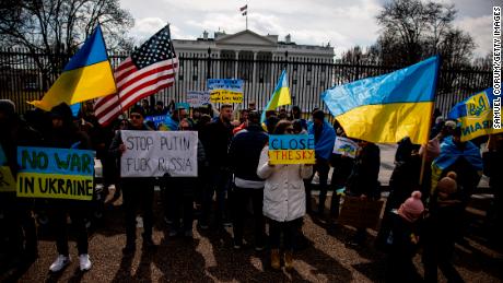 La gente ha preso parte a una manifestazione filo-ucraina, sabato, davanti alla Casa Bianca per protestare contro l'invasione russa dell'Ucraina. 