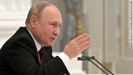 Il presidente russo Vladimir Putin parla lunedì durante una riunione del Consiglio di sicurezza al Cremlino. 