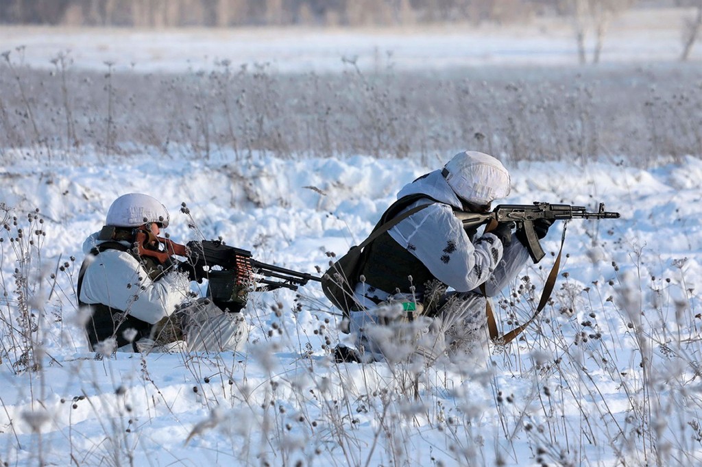I soldati russi partecipano ad esercitazioni militari in Siberia.
