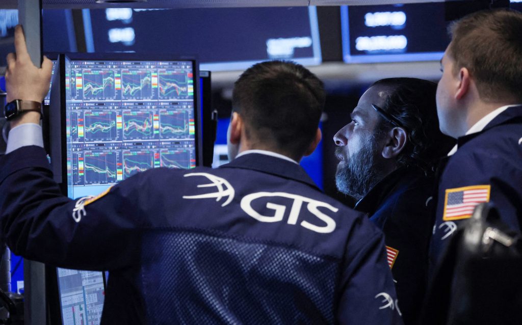 I futures Dow sono scesi di oltre 400 punti a causa dell'intensificarsi delle tensioni tra Russia e Ucraina