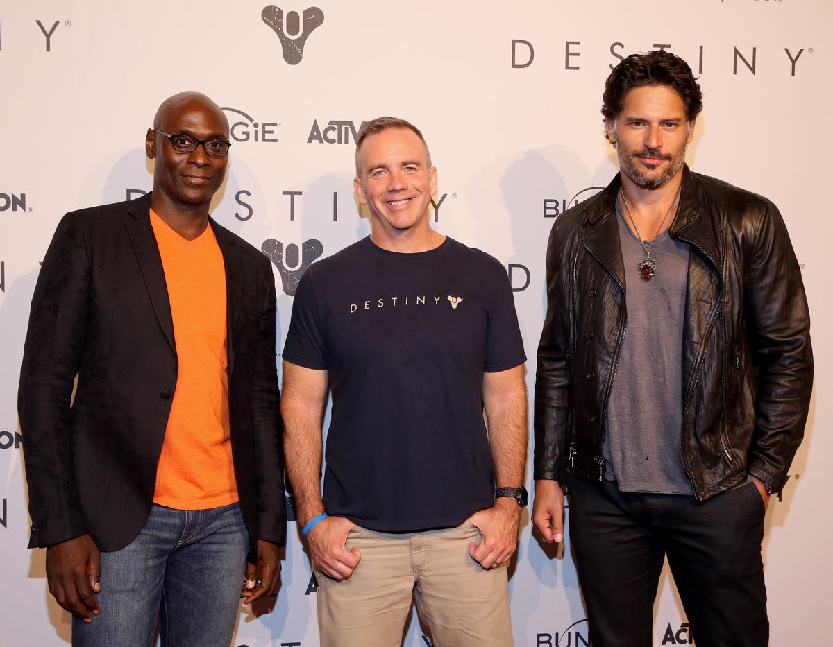 Lance Reddick alla festa di lancio di Destiny con il CEO di Bungie Pete Parsons e il collega attore Joe Manganiello
