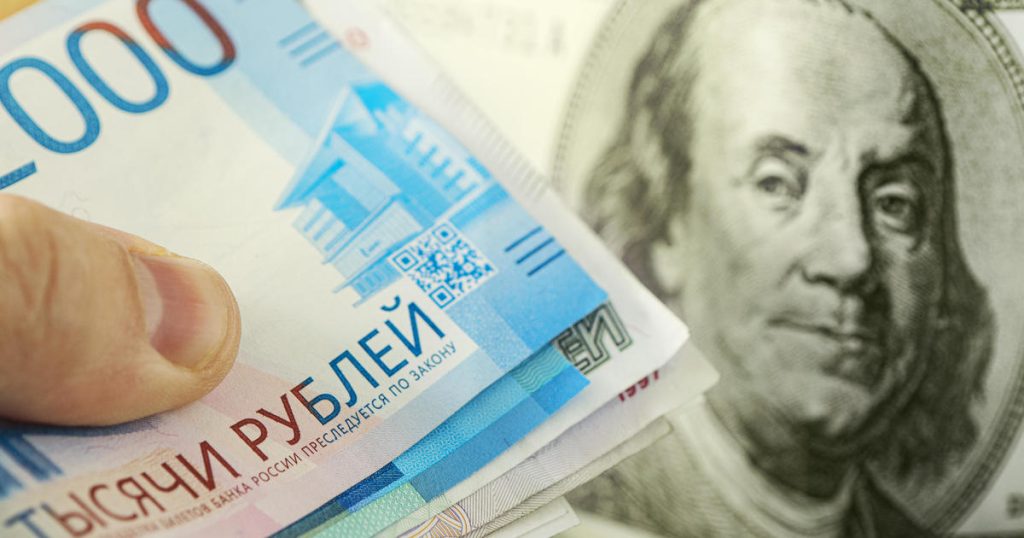 Il rublo russo ha raggiunto meno di un centesimo dopo che l'Occidente ha inasprito le sanzioni