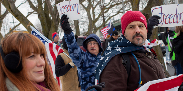 I manifestanti della Freedom Caravan si radunano vicino al Buffalo Peace Bridge.