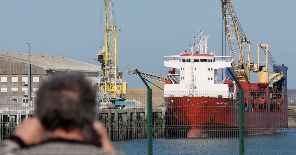 La Francia, imponendo sanzioni alla Russia, sequestra una nave nella Manica