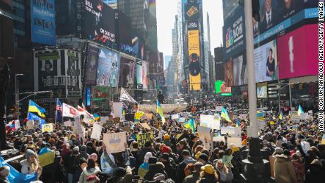 I manifestanti contro la guerra si sono radunati sabato a Times Square a New York per protestare contro gli attacchi della Russia all'Ucraina. 