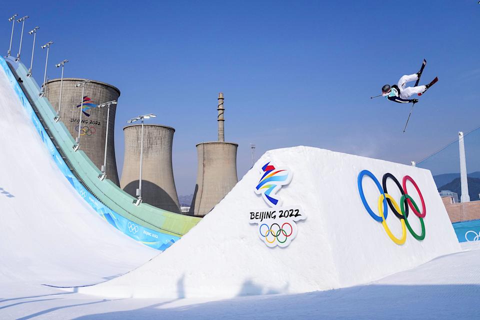 Lo skater statunitense Colby Stephenson gareggia nella finale del Freestyle Ski Grand Prix al Big Air Shougang di Pechino, 9 febbraio 2022 (Xiong Qi/Xinhua via Getty Images)