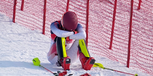 L'americana Michaela Shiffrin siede a bordo pista dopo aver pattinato nel primo round dello slalom slalom femminile alle Olimpiadi invernali del 2022 il 9 febbraio 2022 nel distretto di Yanqing a Pechino. 