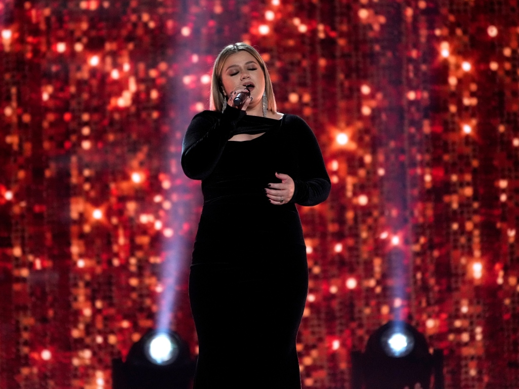 Kelly Clarkson si esibisce emotivamente agli ACM Awards 2022 - SheKnows