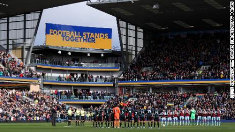 Giocatori, funzionari e tifosi si sono uniti per un minuto di applausi per segnalare pace e simpatia per l'Ucraina in vista dello scontro di Burnley con il Chelsea.