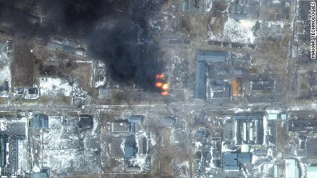 Questa immagine satellitare mostra gli incendi in un'area industriale nella parte occidentale di Mariupol il 12 marzo.