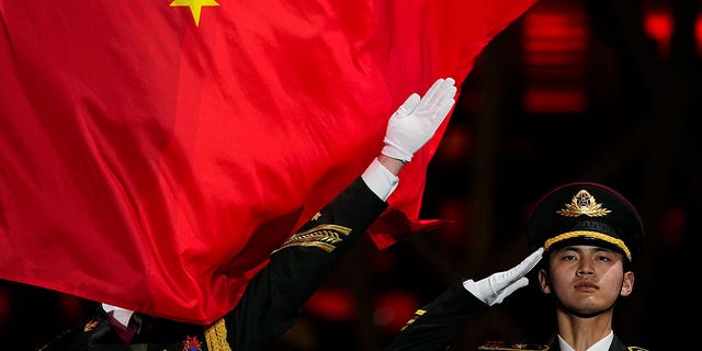 La bandiera cinese issata durante la cerimonia della medaglia di pattinaggio libero femminile alle Olimpiadi invernali del 2022