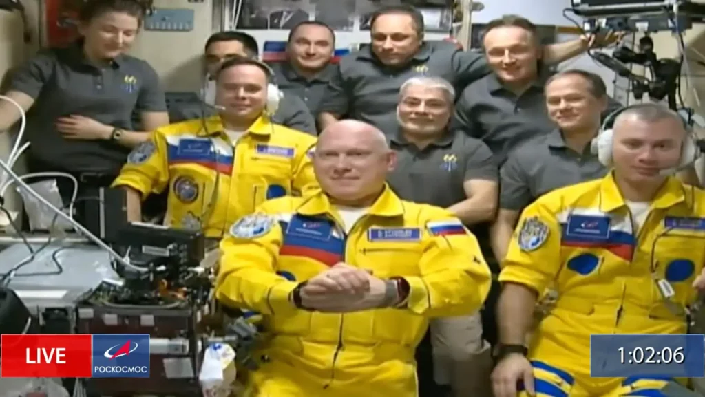 I cosmonauti russi arrivano alla Stazione Spaziale Internazionale con i colori della bandiera ucraina