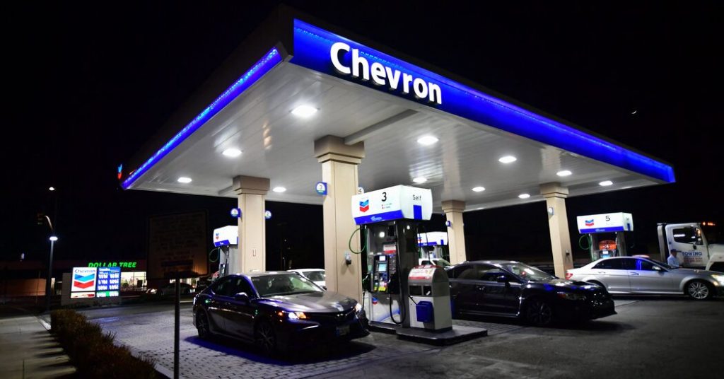 I prezzi del gas negli Stati Uniti stanno salendo sopra i 4 dollari al gallone
