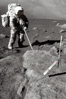 Un astronauta dell'Apollo 17 ha utilizzato un palo di metallo per raccogliere un campione sulla superficie lunare nel 1972.