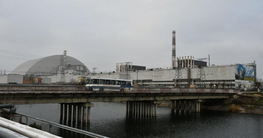L'Ucraina incolpa la Russia per aver tagliato l'energia alla centrale nucleare di Chernobyl, afferma che potrebbe causare "scariche nucleari"