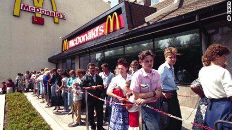 I russi aspettano in fila fuori da un fast food McDonald's a Mosca nel 1990. 