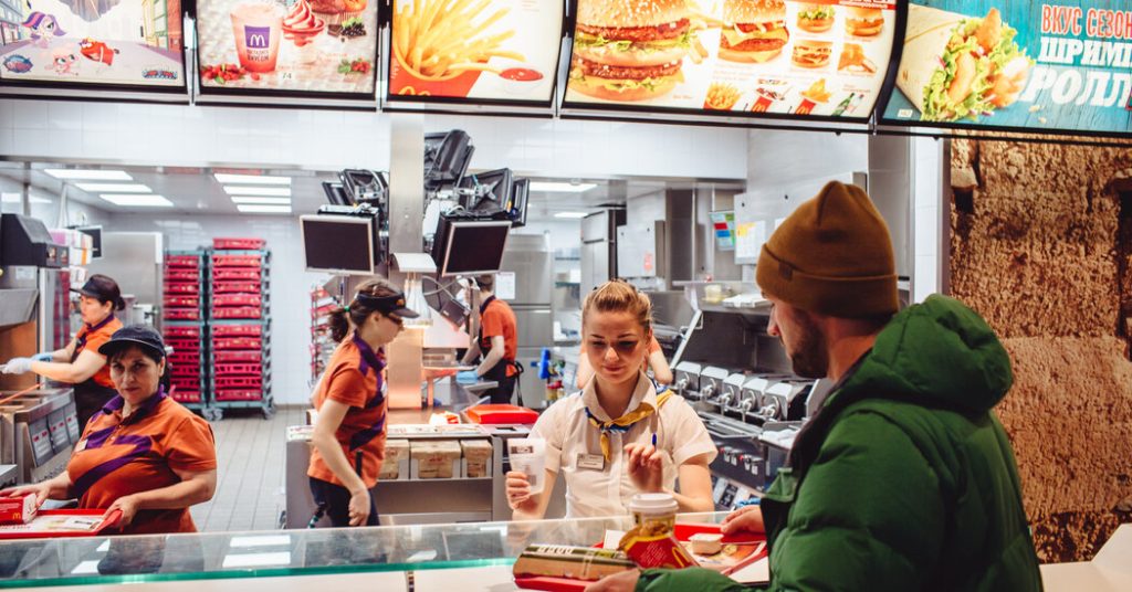 Le catene di fast food rimangono aperte in Russia e per lo più tranquille in Ucraina