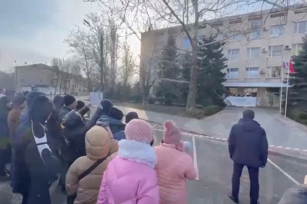 I cittadini protestano contro il rapimento del sindaco Ivan Fedorov fuori da un edificio per uffici a Melitopol, in Ucraina, il 12 marzo 2022.