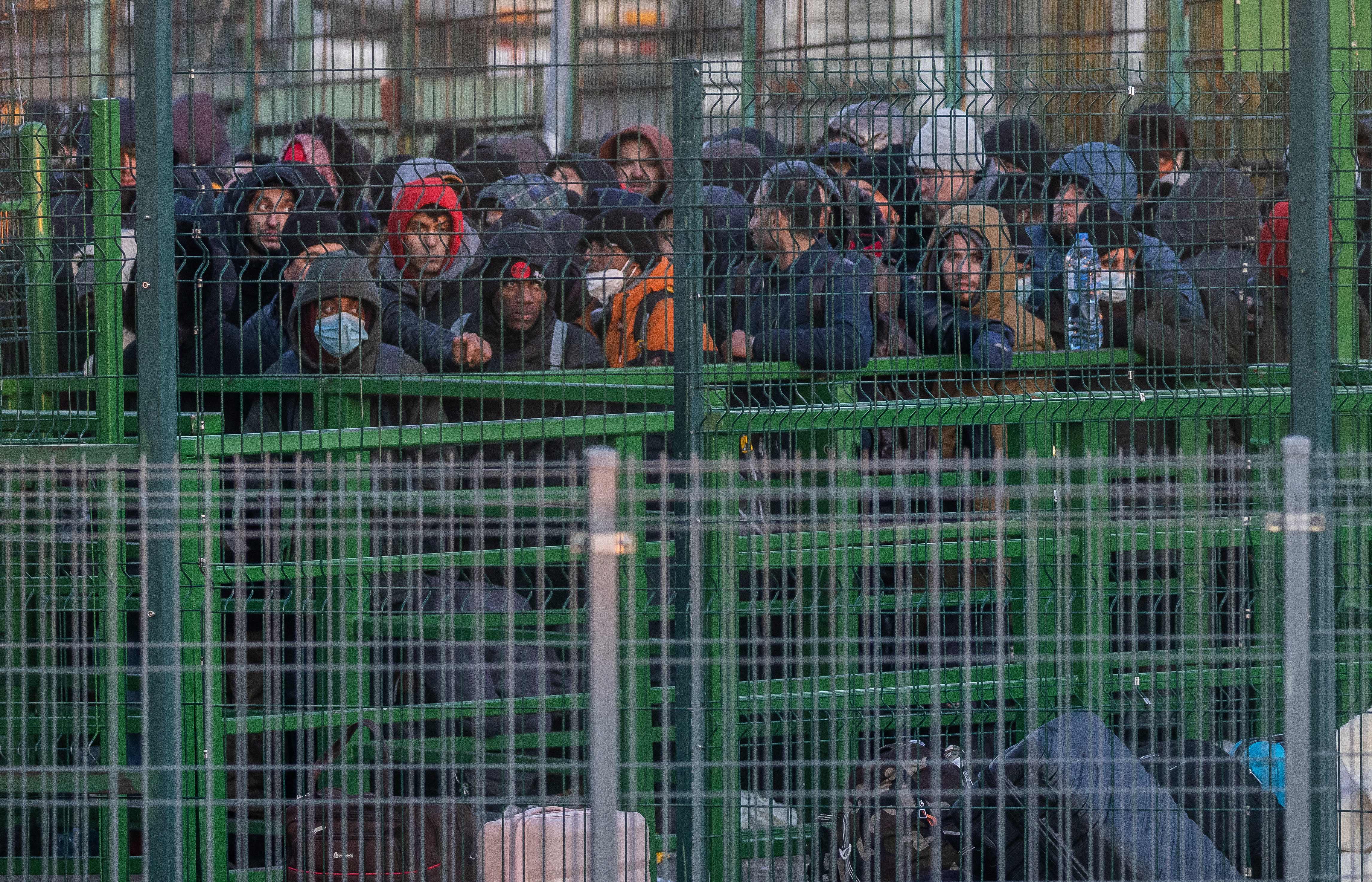 I rifugiati dall'Ucraina si mettono in fila per arrivare in Polonia al valico di frontiera di Medica, in Polonia, il 28 febbraio.