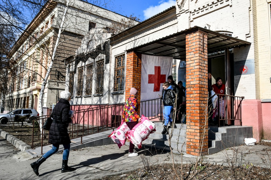 Volontari che trasportano rifornimenti entrano in un sito della Croce Rossa in Ucraina