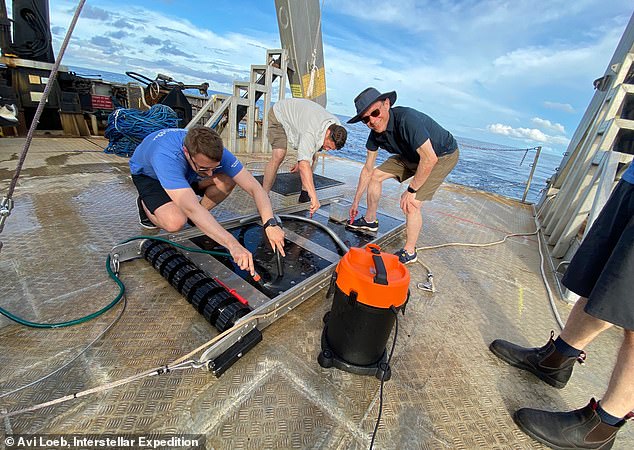 Durante il viaggio di due settimane nel Pacifico della scorsa estate, il team Galileo ha scansionato il fondale marino alla ricerca di detriti provenienti dall'oggetto simile a un meteorite.