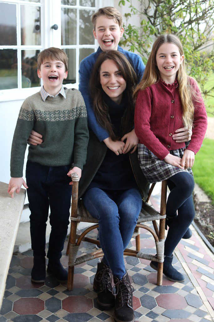 Foto modificata di Kate Middleton con i bambini.