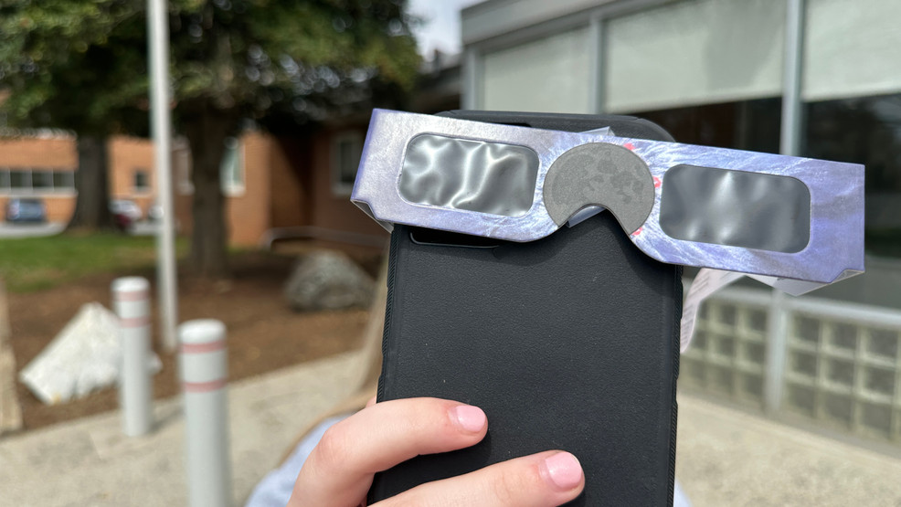 Come guardare l'imminente eclissi solare utilizzando il tuo smartphone