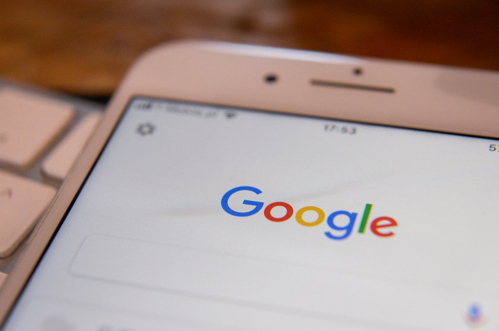 L'app Ricerca Google viene vista in esecuzione su un iPhone