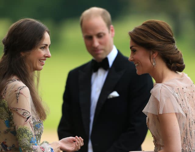 Sua altezza reale il principe William e Kate Middleton salutano Rose Cholmondeley, marchesa di Cholmondeley.  Foto di Stephen Bond/Getty Images.