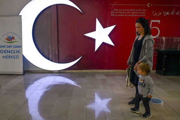 Un elettore entra in un seggio elettorale ad Ankara, domenica 31 marzo 2024. Domenica in Turchia si terranno le elezioni locali che decideranno chi controllerà Istanbul e le altre grandi città.  (AP Photo/Ali Onal)