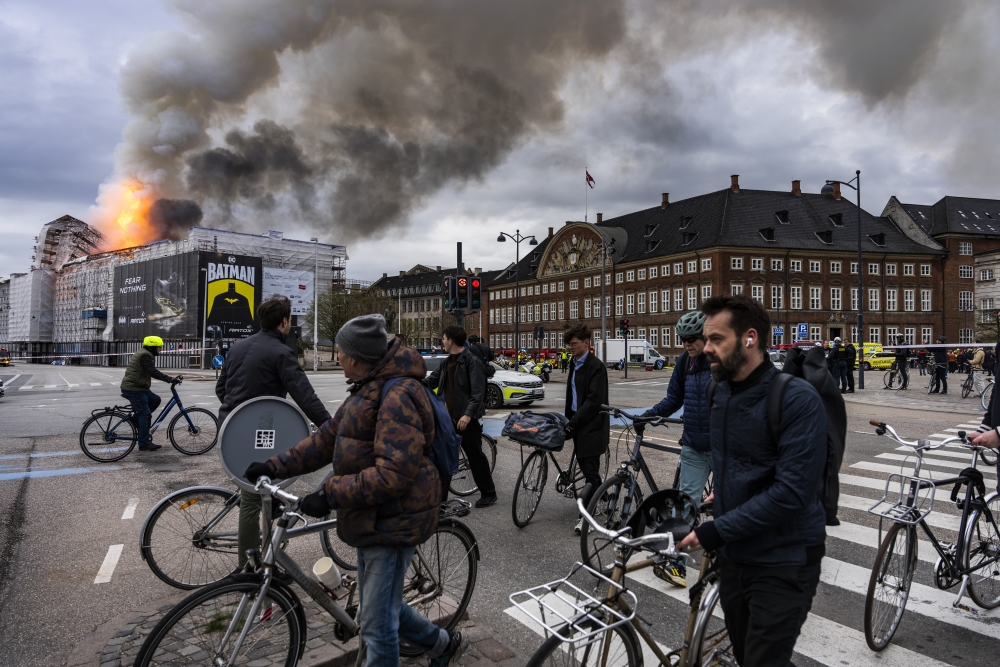 Un incendio distrugge la vecchia Borsa di Copenaghen risalente al XVII secolo
