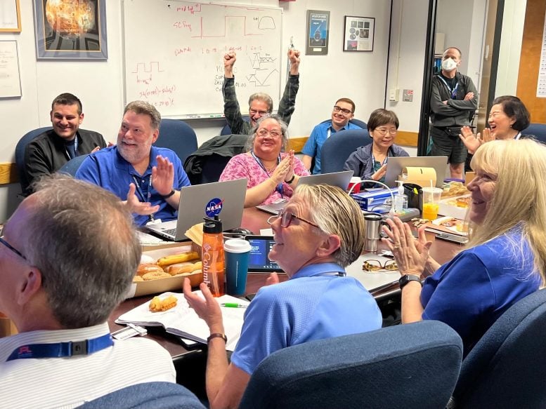 Il team della NASA Voyager 1 festeggia