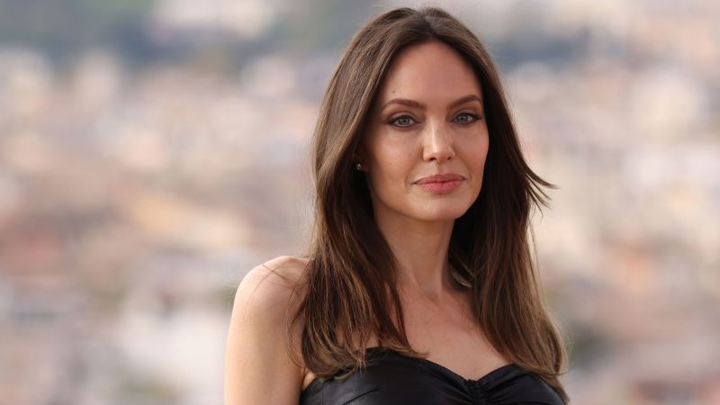 Angelina Jolie denuncia la "storia" di aggressione fisica contro Brad Pitt prima di salire sull'aereo nel 2016 nel nuovo fascicolo Miraval