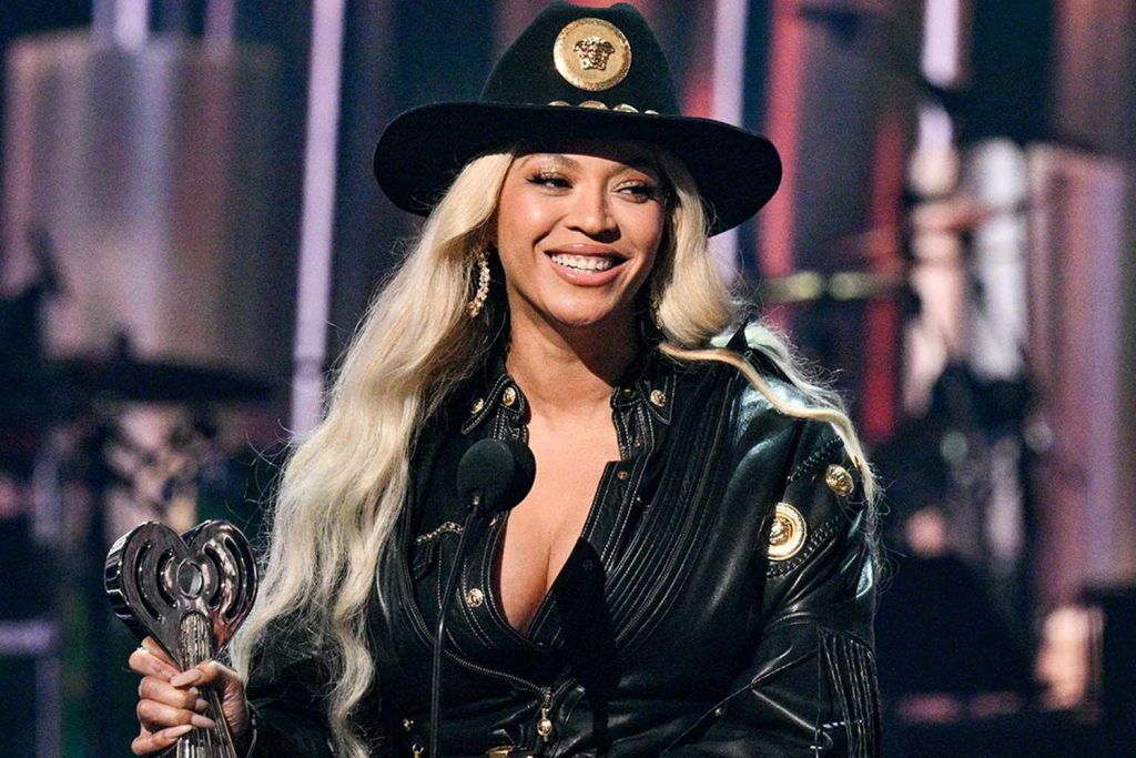 Beyoncé indossa un outfit Versace di ispirazione western agli iHeart Radio Music Awards 2024
