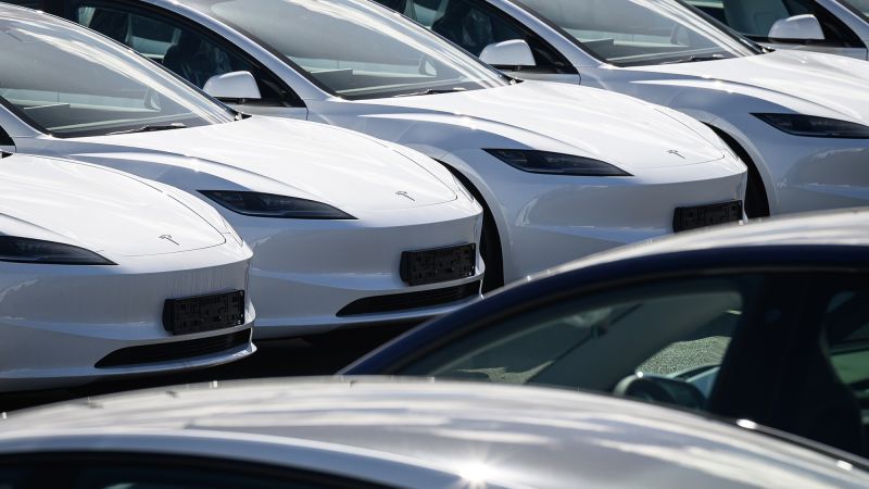 I profitti di Tesla diminuiscono, ma l'azienda promette un modello di auto più economico