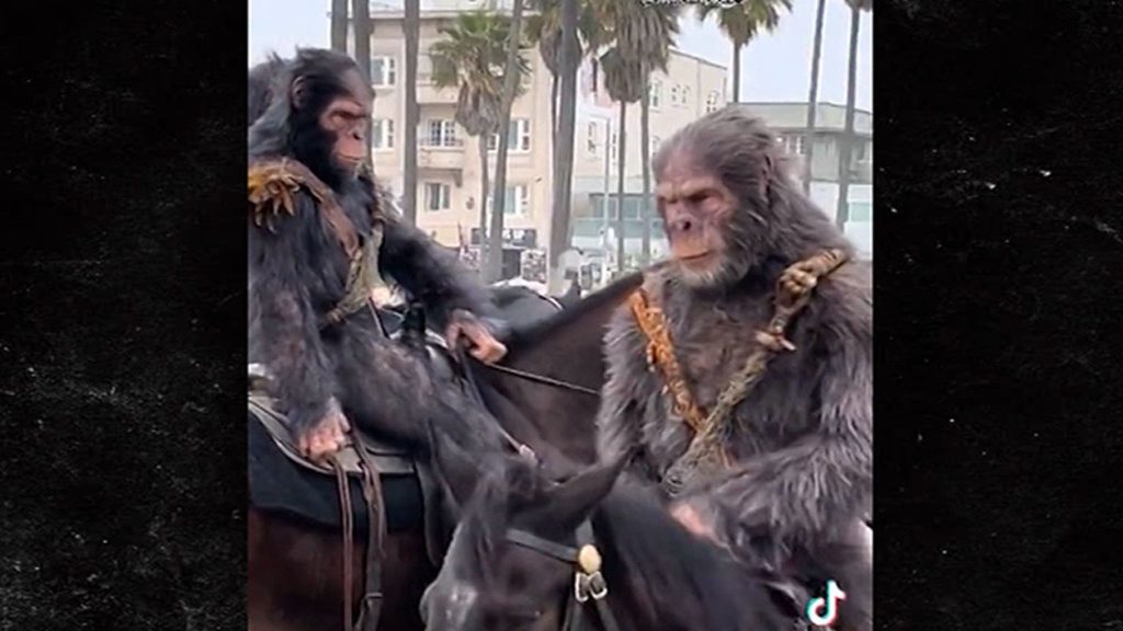 Le scimmie arrivano a Venice Beach a cavallo per il nuovo trailer "Il pianeta delle scimmie".