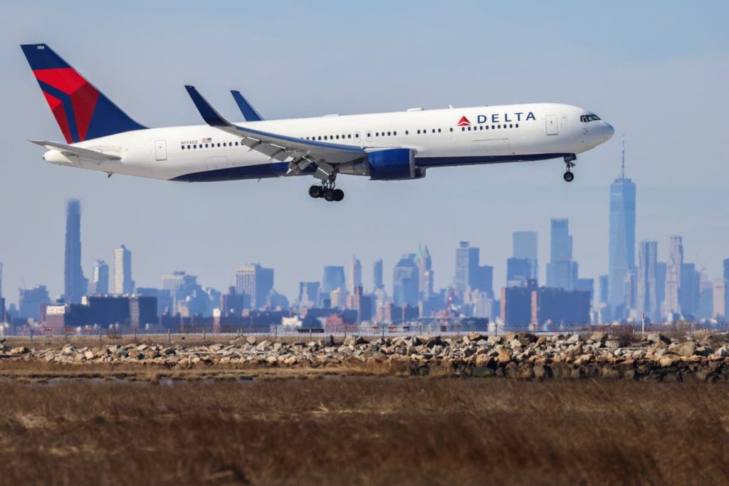 Un aereo Boeing della Delta Air Lines ha perso una scivolata di emergenza a mezz'aria dopo il decollo dall'aeroporto JFK