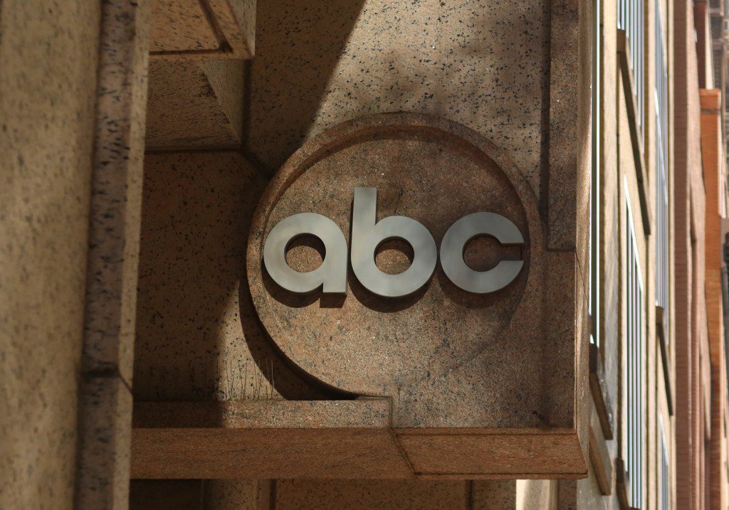 Il logo della ABC Company è appeso sul lato dell'edificio sulla 66esima Strada il 20 settembre 2023.