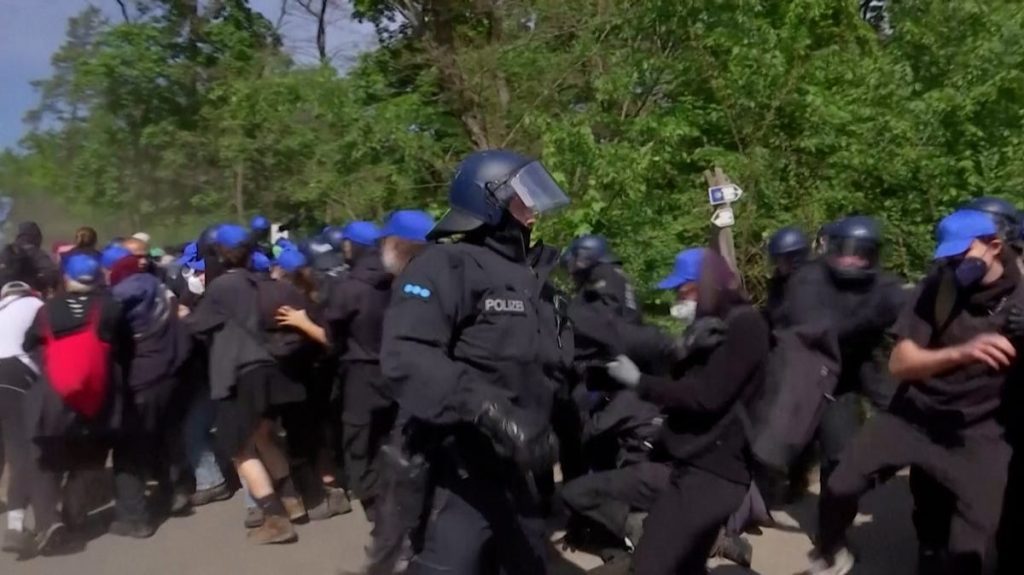 Guarda lo scontro tra la polizia tedesca e i manifestanti nella fabbrica Tesla di Berlino