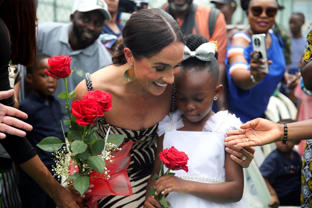 Meghan, duchessa di Sussex, riceve fiori il giorno in cui lei e il principe britannico Harry, duca di Sussex, partecipano a una partita di pallavolo con veterani dell'esercito feriti, alla mensa degli ufficiali dell'esercito nigeriano ad Abuja, Nigeria, l'11 maggio 2024.