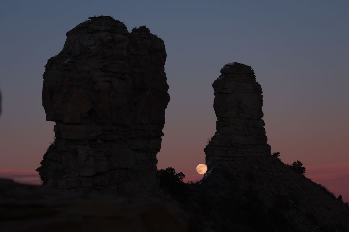 I ricercatori studiano l'allineamento della luna a Chimney Rock, in Colorado, mostrato qui durante la luna piena il 26 dicembre 2023.