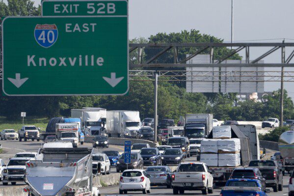 Gli automobilisti percorrono l'Interstate 24 vicino allo svincolo dell'Interstate 40 giovedì 23 maggio 2024 a Nashville, nel Tennessee. Si prevede che un numero record di americani colpirà il marciapiede durante il fine settimana del Memorial Day del 2024 (AP Photo/George Walker IV)