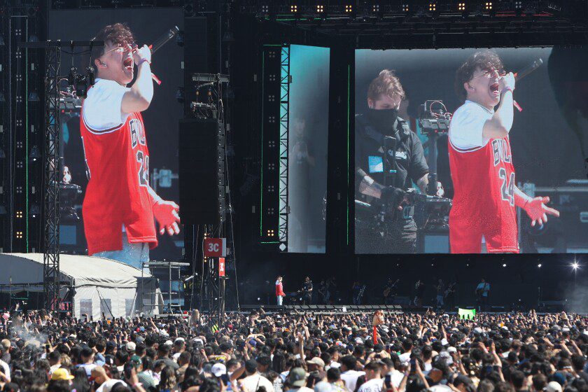 Xavi si esibisce davanti a centinaia di spettatori al Sueños Music Festival mentre indossa la maglia dei Bulls