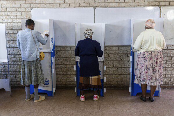 Gli elettori si preparano a votare mercoledì 29 maggio 2024 durante le elezioni generali a Soweto, in Sud Africa.  Gli elettori sudafricani votano in elezioni considerate le più importanti nel loro paese negli ultimi 30 anni, un’elezione che potrebbe metterli in un territorio inesplorato nella breve storia della loro democrazia, poiché il dominio trentennale dell’ANC è diventato l’obiettivo di una rapida presa di posizione. elezioni.  Una nuova generazione di malcontento in un paese di 62 milioni di persone, metà delle quali si stima vivano in povertà.  (AP Photo/Jerome Delay)