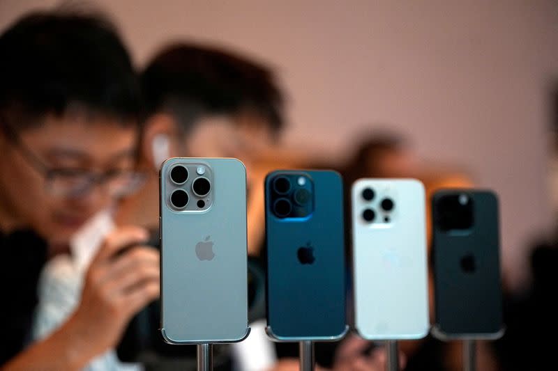 IMMAGINE DEL FILE: Le persone guardano il nuovo iPhone 15 Pro mentre il nuovo iPhone 15 di Apple sarà ufficialmente in vendita in tutta la Cina presso l'Apple Store di Shanghai