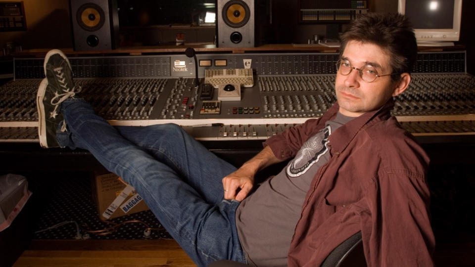 Il musicista e produttore americano Steve Albini nella sala di controllo 